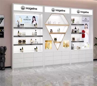 Perfumy i wyświetlacz makijażu