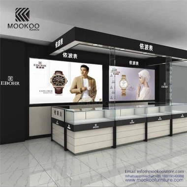 Kiosk z drewnianym zegarkiem