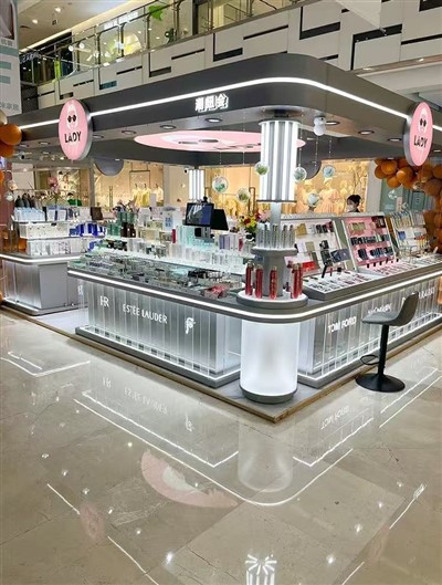 Prosta dekoracja dla sklepów z perfumami